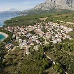 White Stone Bed and Breakfast Promajna