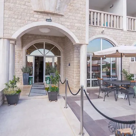 Bed & Breakfast White Stone