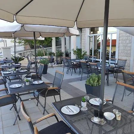 krevet i doručak White Stone 4*